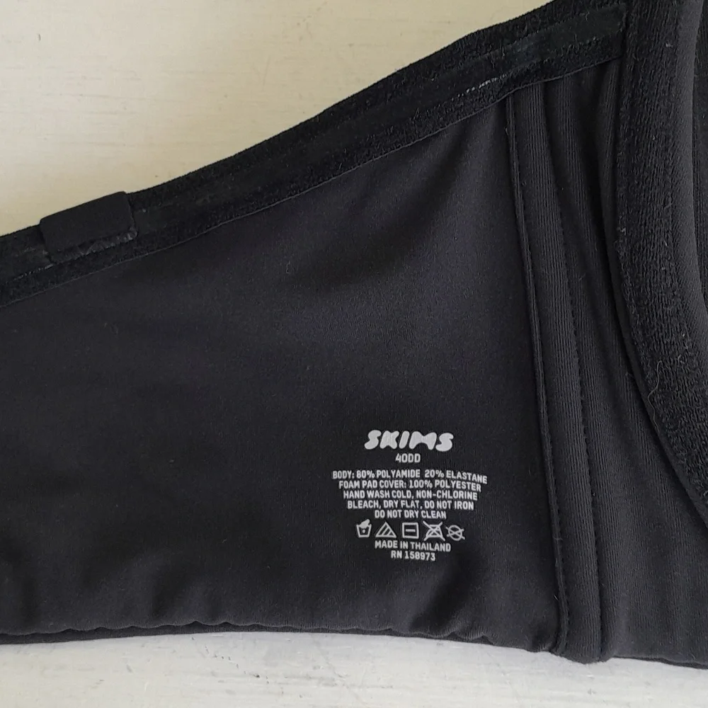 SKIMS Black Strapless Fits Everyone Bra in Women's Size 40DD - Picture 4 of 5
